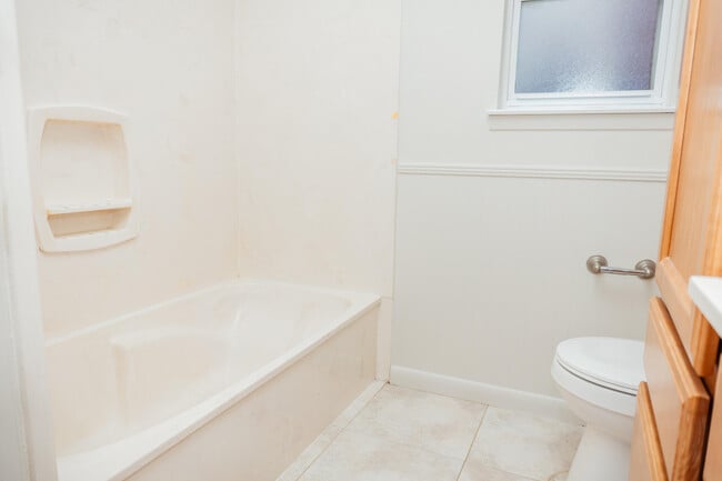 Building Photo - 410 Tanglewood Dr