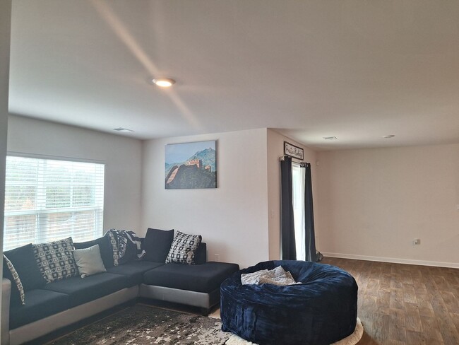 Building Photo - MOVE IN SPECIAL - Spacious Four Bedroom Ho...