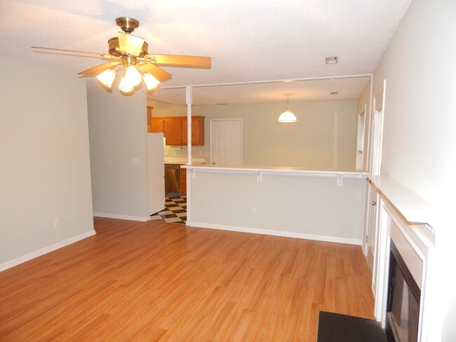 Building Photo - Adorable!!  Centrally located on quiet Cul-de-Sac