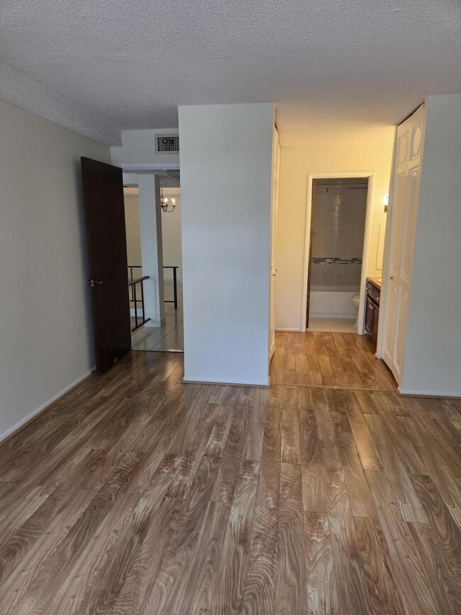 Building Photo - 3750 Inverrary Dr