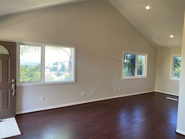 Building Photo - 3875 Ravenswood Dr