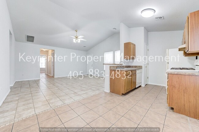 Building Photo - Cute 3BD/2BTH Duplex in Central East Norman!