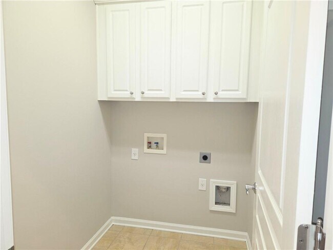 Building Photo - 6105 Longleaf Dr