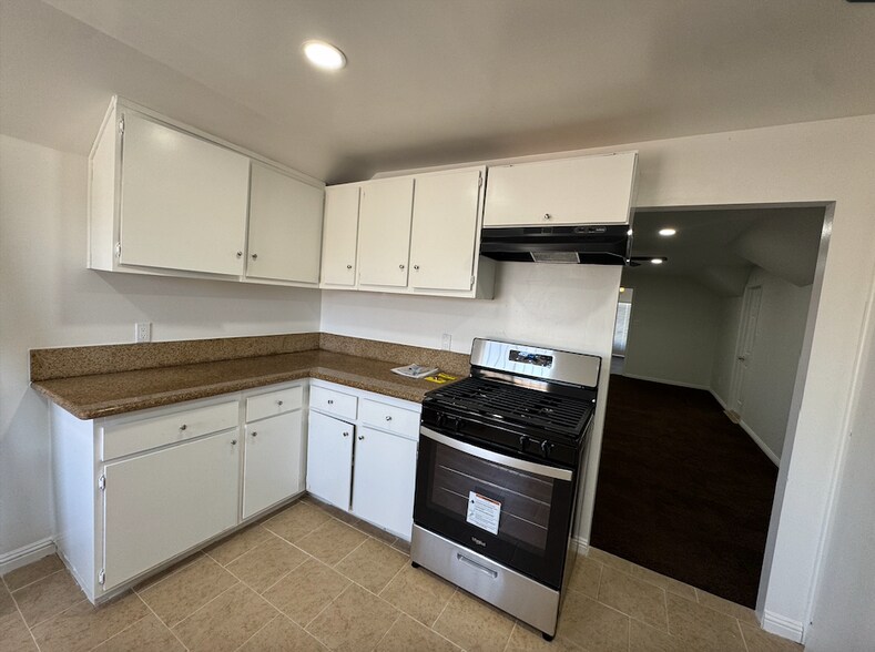 Building Photo - 1031 W 91st St