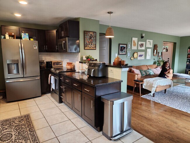 Building Photo - Victorian Style Home Rent Ready!!