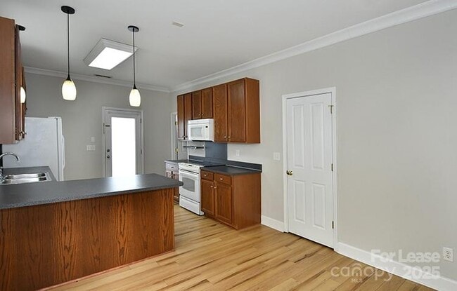 Building Photo - 117 E Morehouse Ave