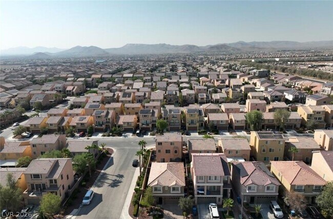 Building Photo - 5945 Lambert Bridge Ave