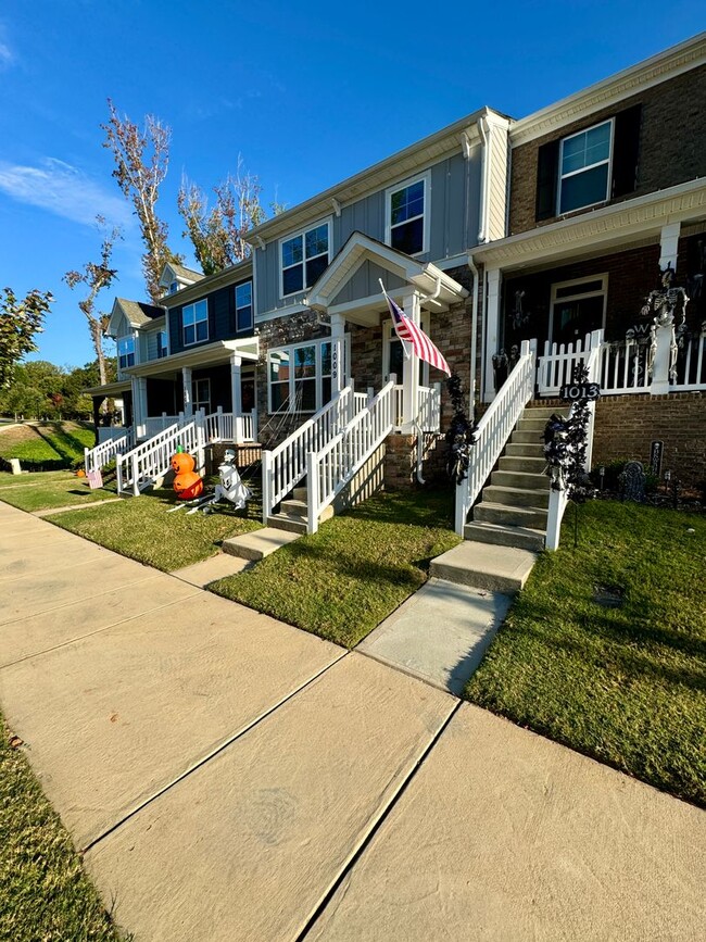 Building Photo - Beautiful Belmont Townhome Located in Laur...