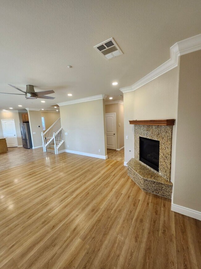 Building Photo - Luxurious 4-Bedroom View Home in Desirable...