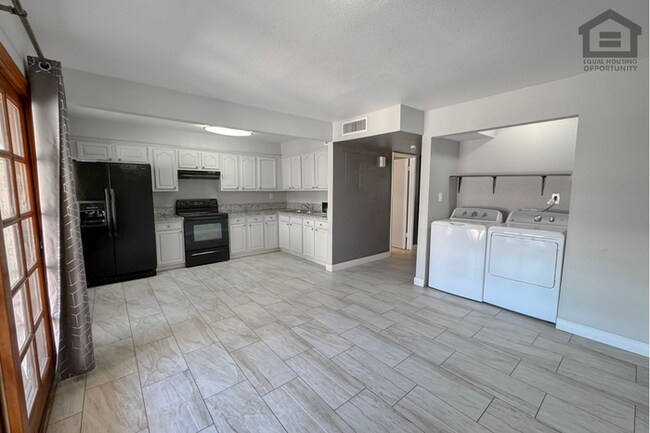 Building Photo - 3Bed/2Bath Townhouse at 47th Ave/Maryland Ave! Ready for Immediate Move-In! – FENCED-IN YARD!