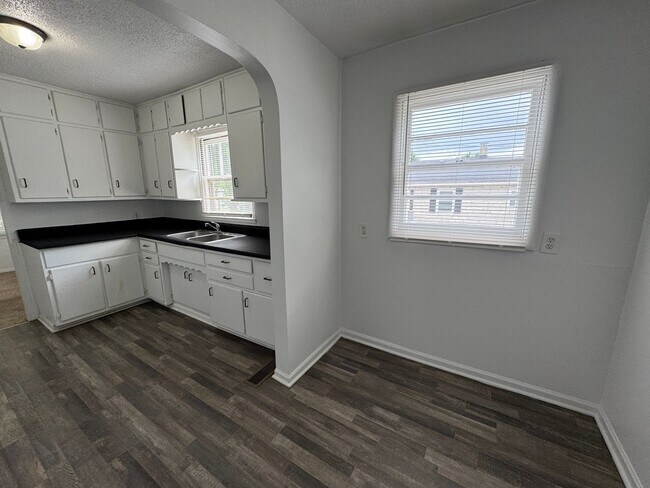 Building Photo - Greenwood 3 Bedroom 2 Bath