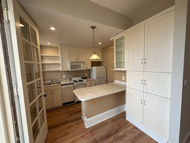 Building Photo - Mount Pleasant Studio Apartment W/Private ...