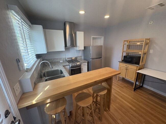 Building Photo - Beautiful furnished studio apartment