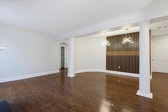 Building Photo - 123 Anderson St