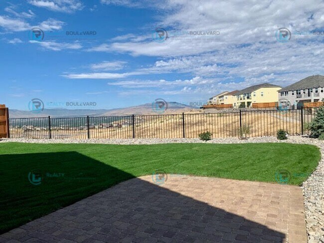Building Photo - Gorgeous Newer 3 Bedroom Home! Located off...