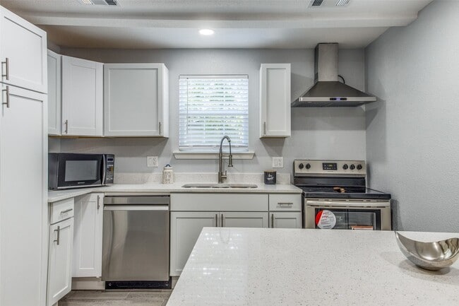 Building Photo - 902 Clark St