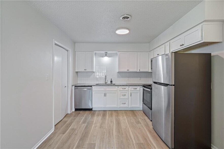 Building Photo - 3023 N Old Missouri Rd