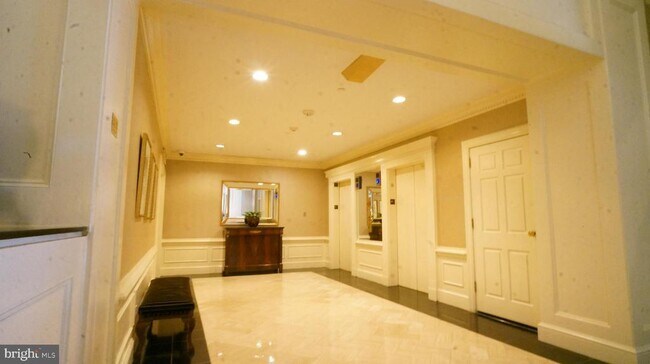 Building Photo - 10 E Lee St