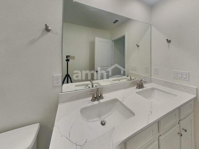 Building Photo - 5933 Sycamore Pl St