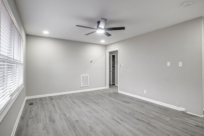 Building Photo - 2 Bed 1 Bath walking distance to downtown Chapel Hill and UNC