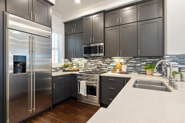 Building Photo - Huge and Lovely home