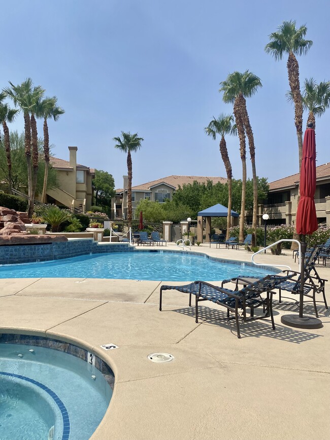 pool lounge area - 9901 Trailwood Dr