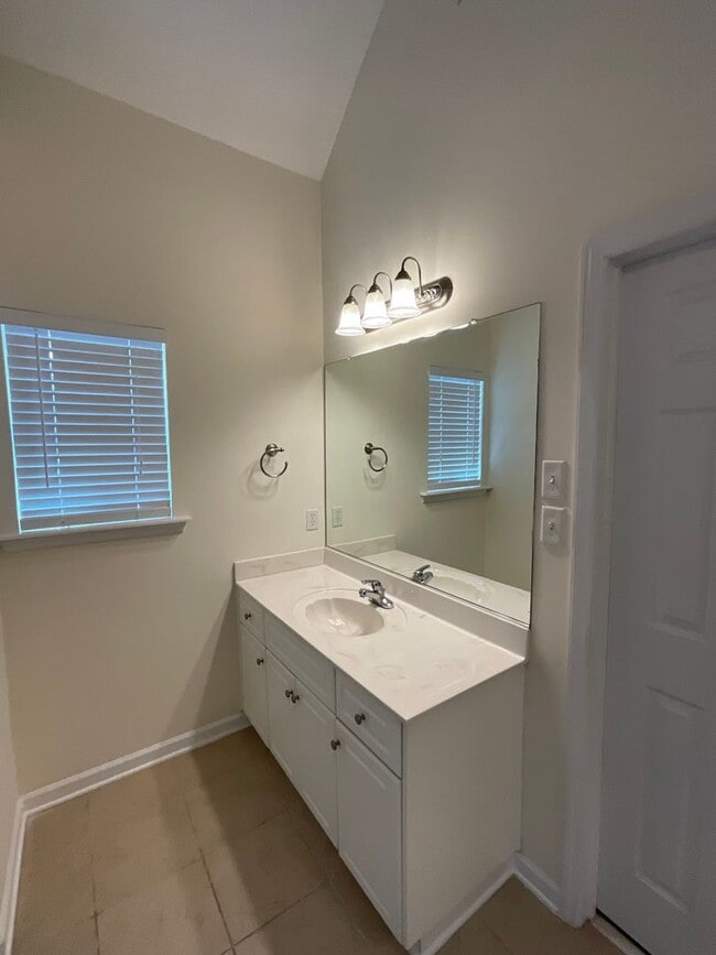 Building Photo - ****Rent Special***** 50% off the first rent charge payment. Ask for details!