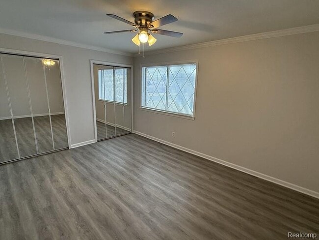 Building Photo - 250 E Thirteen Mile Rd