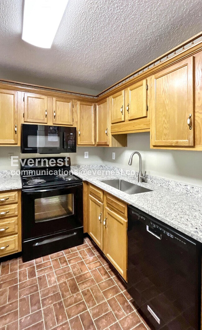 Building Photo - 4911 Hunter Village Dr