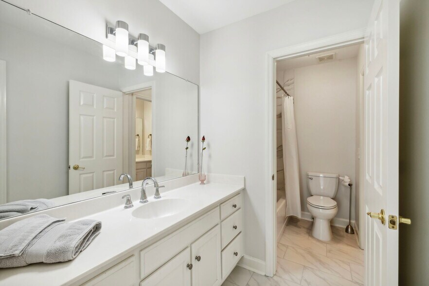 jack & jill bath with tub/shower combo - 1614 Brentwood Pointe