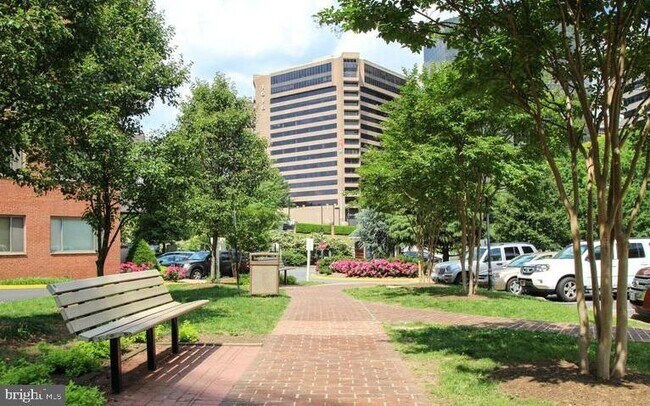 Building Photo - 1121 ARLINGTON Blvd