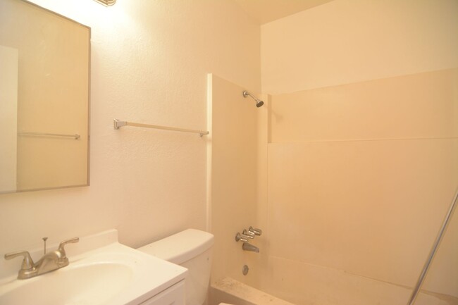 Building Photo - Remodeled 4 Bedroom 2 Bath Duplex! South C...