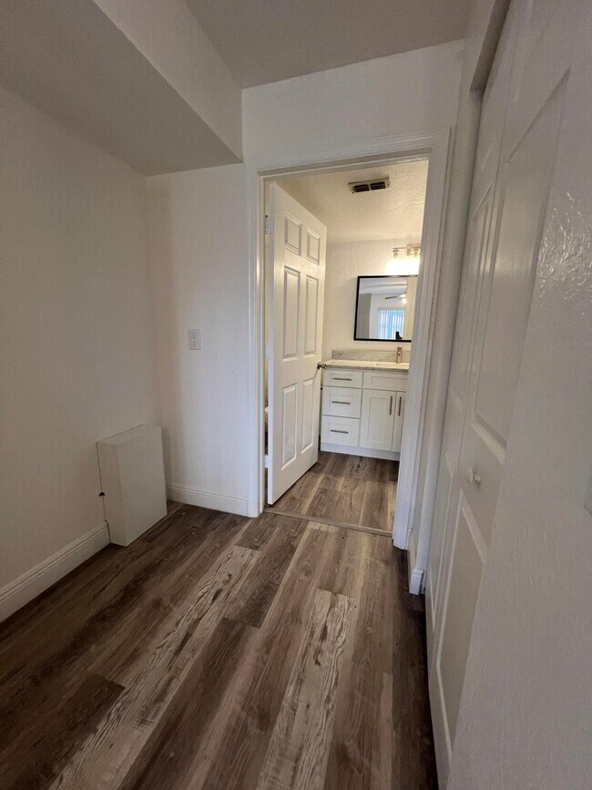 Building Photo - 191 SW Palm Dr