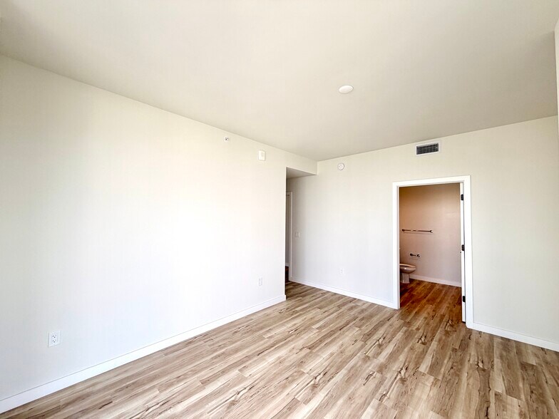 Building Photo - 452 SW 2nd St