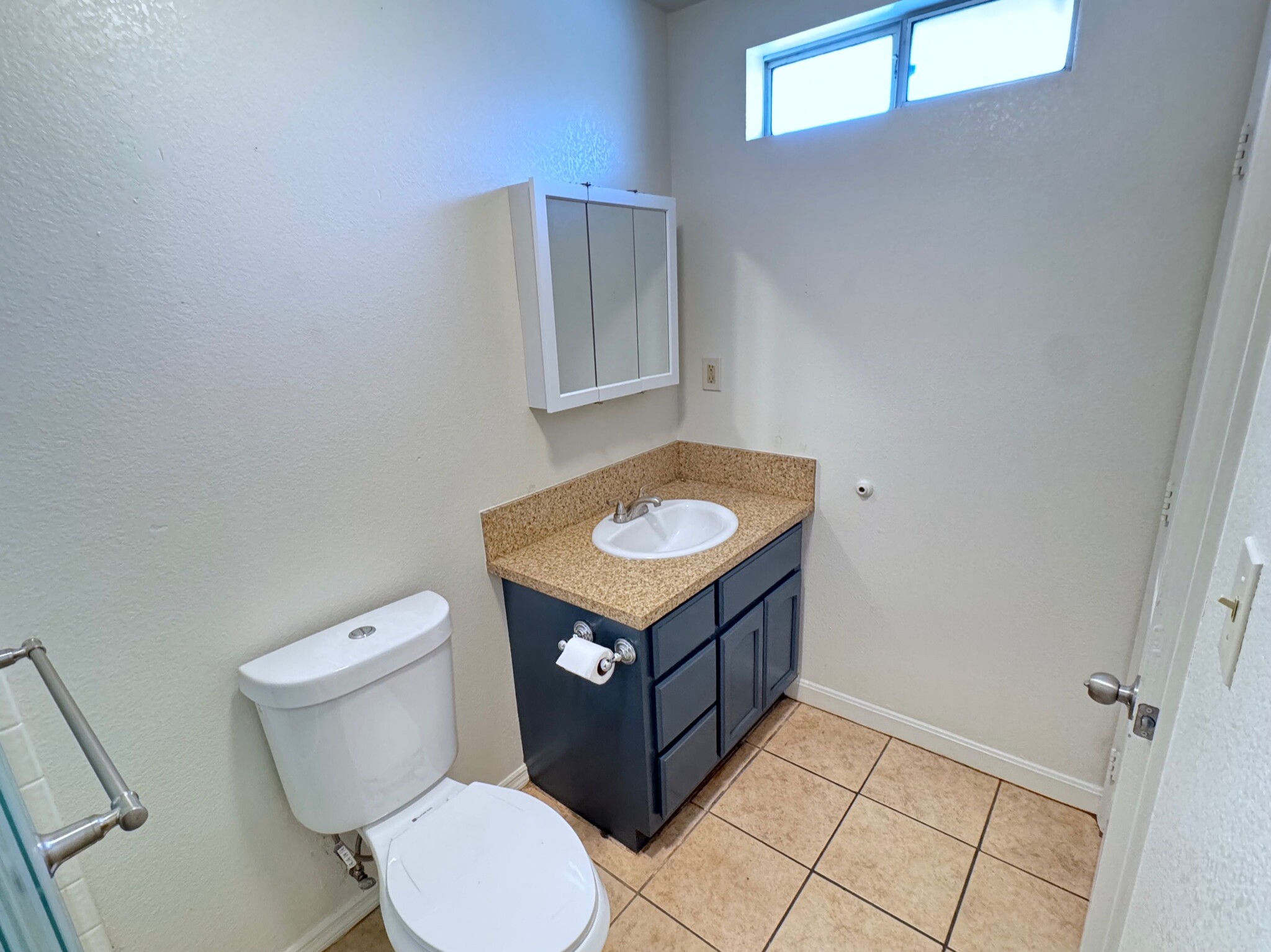 Secondary Master bathroom - 3081 Inez St