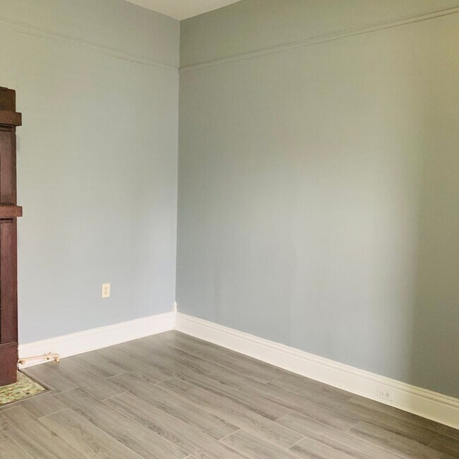 Building Photo - Beautifully Updated 2 Bedroom, 1 Bathroom Home