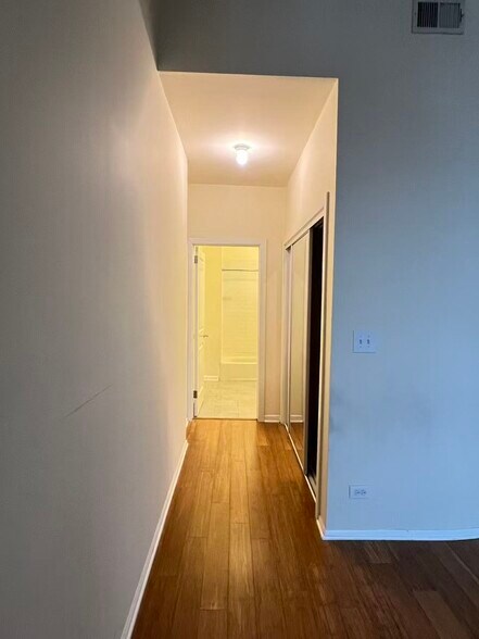 Building Photo - 2358 N Clybourn Ave