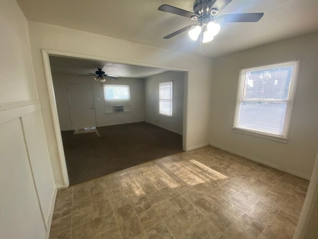 Building Photo - 2 bedroom large yard ready to move in!