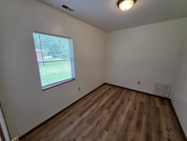 Building Photo - 3 Bedroom / 1.5 Bath Home in Lake Station
