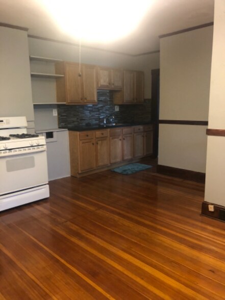 Building Photo - 18 Arch St