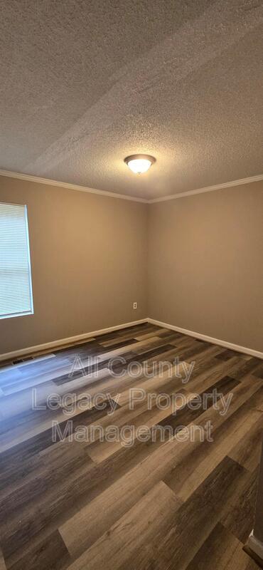 Building Photo - 4675 Lois Dr