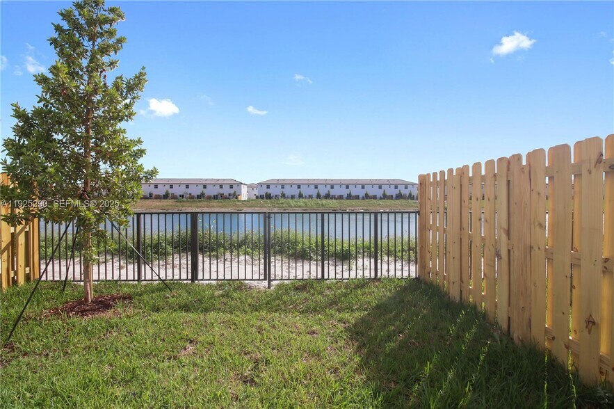 Building Photo - 2747 SE 25th Ave