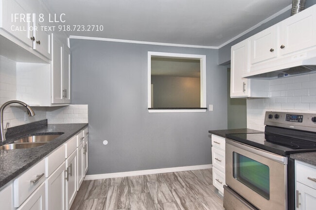 Building Photo - 1557 N Irvington Ave