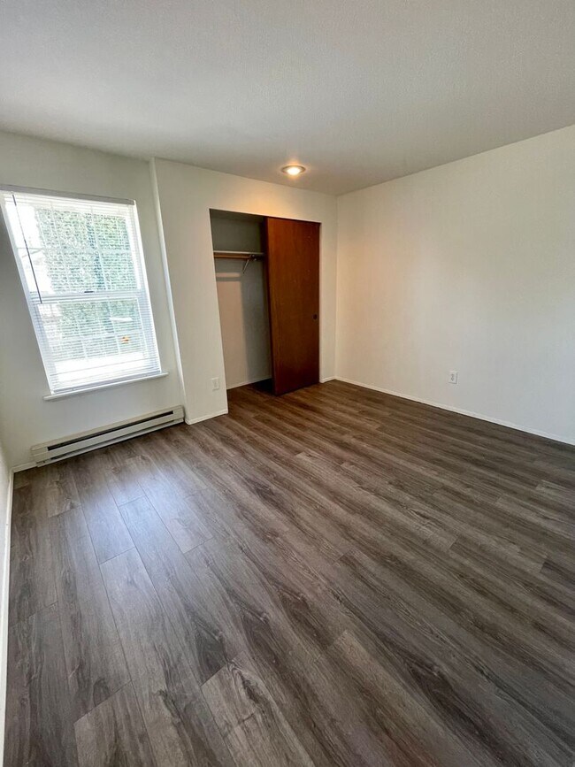 Building Photo - Adorable Top Unit Located in Ferndale