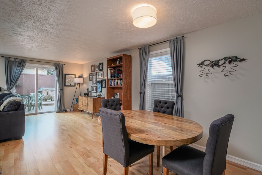 Building Photo - 6705 NE Mallory Ave