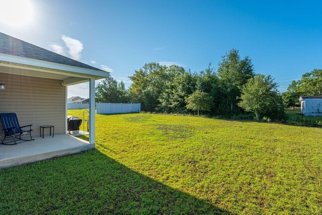 Building Photo - Charming 4-Bed Home in Quiet DeFuniak Spri...