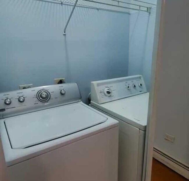 Building Photo - 1643 W Sherwin Ave