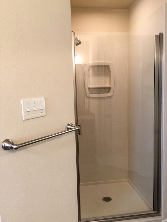 Building Photo - 3BR / 2BA Duplex in Hewitt, Texas | Midway ISD *Leasing Special Available*