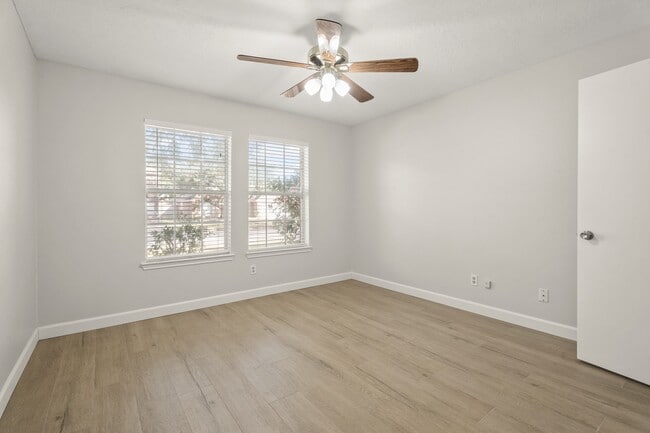 Building Photo - 3510 Southdown Dr