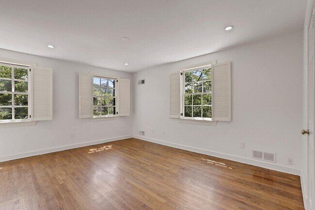 Building Photo - 4925 Weaver Terrace NW